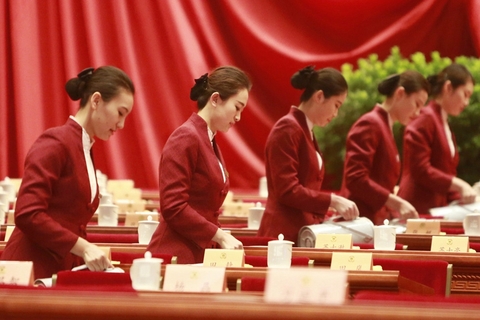 兩會服務(wù)人員的專業(yè)之美 于細節(jié)處見真章